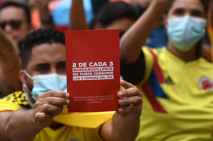 Colombianos protestan la difícil situación económica que atraviesa el país por la pandemia de covid. · Foto: Luis Robayo, AFP