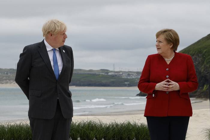 El primer ministro británico Boris Johnson saluda a la canciller alemana Angela Merkel en la cumbre del G7 en Carbis Bay, Cornualles. · Foto: Ludovic Marin, AFP
