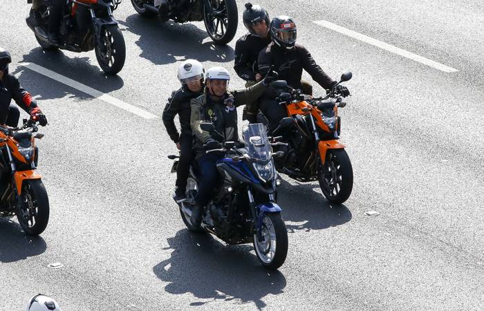 El presidente de Brasil, Jair Bolsonaro, durante una caravana de motos en San Pablo. 



 · Foto: Miguel Schincariol, AFP