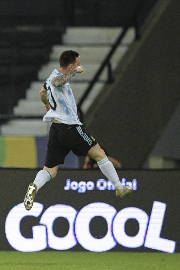 Lionel Messi, tras convertir de tiro libre a Chile, durante el partido por Copa América, en el estadio Nilton Santos, en Río de Janeiro. 




 · Foto: Carl de Souza, AFP