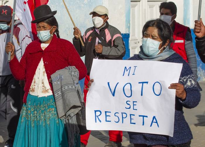 Simpatizantes del candidato presidencial por el partido Perú Libre, Pedro Castillo, se manifiestan en la ciudad andina de Puno, cerca de la frontera con Bolivia, en Perú, el 14 de junio de 2021. · Foto: STR, AFP