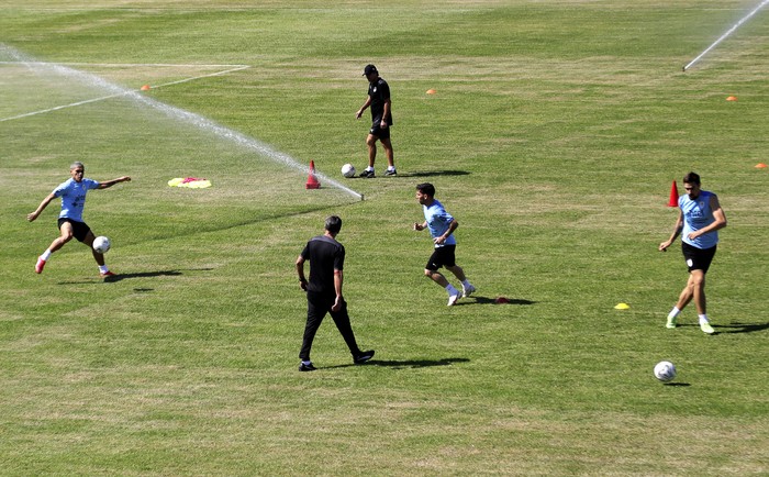 Entrenamiento de la selección uruguaya, en el estadio Eurico Gaspar Dutra de Cuiabá. 


 · Foto: Silvio Avila/ AFP