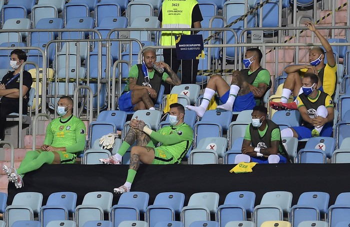 Neymar y varios de sus compañeros de la selección brasileña en el banco de suplentes durante el partido ante Ecuador, en el estadio Olímpico de Goiania. 


 · Foto: Douglas Magno, AFP