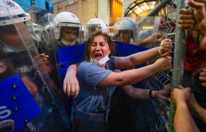 Mujeres manifestantes contra el feminicidio y el abuso doméstico, chocan con la policía turca en Estambul.  · Foto: Yasin Akgul, AFP