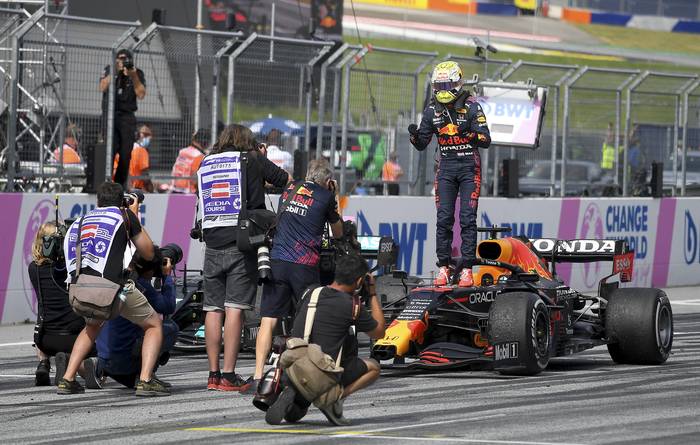El piloto holandés de Red Bull, Max Verstappen, tras ganar el Gran Premio de Austria de Fórmula Uno en la pista de carreras Red Bull Ring en Spielberg, Austria. · Foto: Joe Klamar / AFP