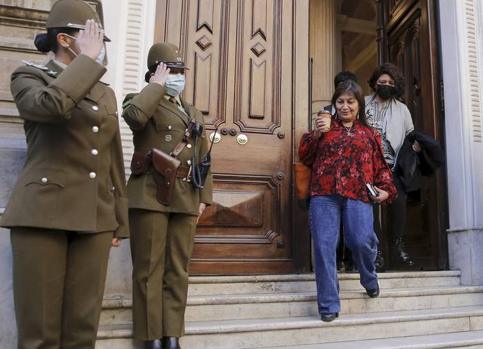 La presidenta de la Convención Constituyente, Elisa Loncon, a su salida del Palacio de Pereira, en Santiago de Chile.   · Foto: Javier Torres, AFP
