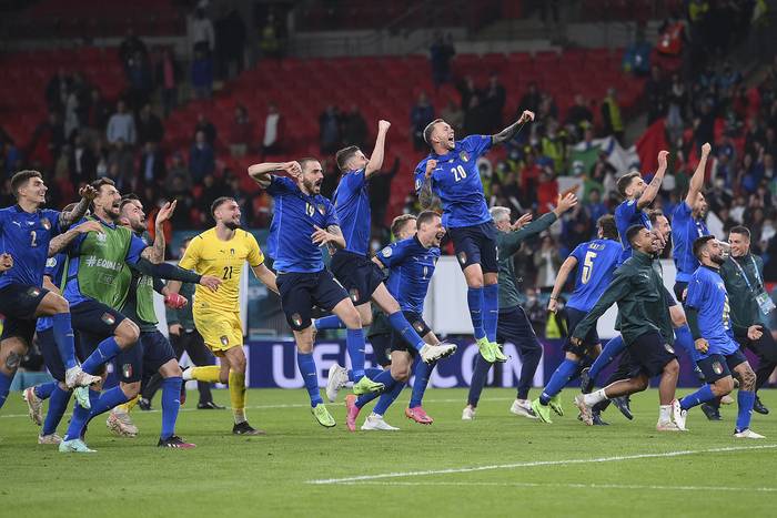 Los jugadores de Italia tras ganarle a España la seminifinal de la Eurocopa, en el estadio Wembley, en Londres.  · Foto: Laurence Griffiths, pool, AFP 