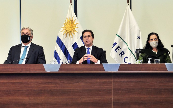 Francisco Bustillo, Luis Lacalle Pou y Azucena Arbeleche, durante la Cumbre de Presidentes del Mercosur, el 8 de julio de 2021.  · Foto: Presidencia de Uruguay