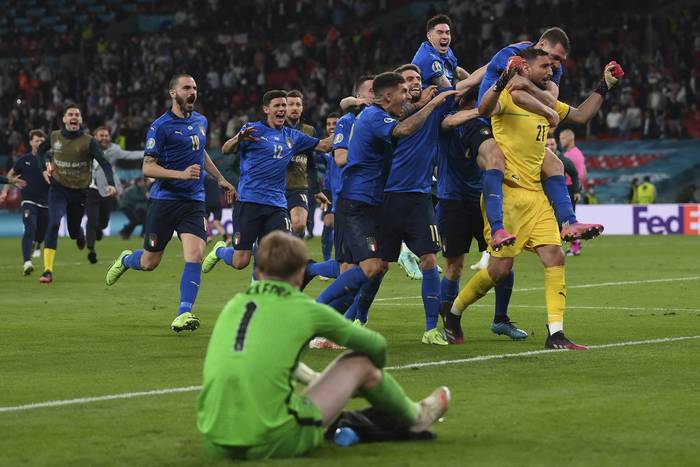 Los jugadores de Italia celebran con el arquero Gianluigi Donnarumma, tras la victoria por penales en la final de la Euro ante Inglaterra, en el estadio Wembley.




 · Foto: Laurence Griffiths, pool, AFP 