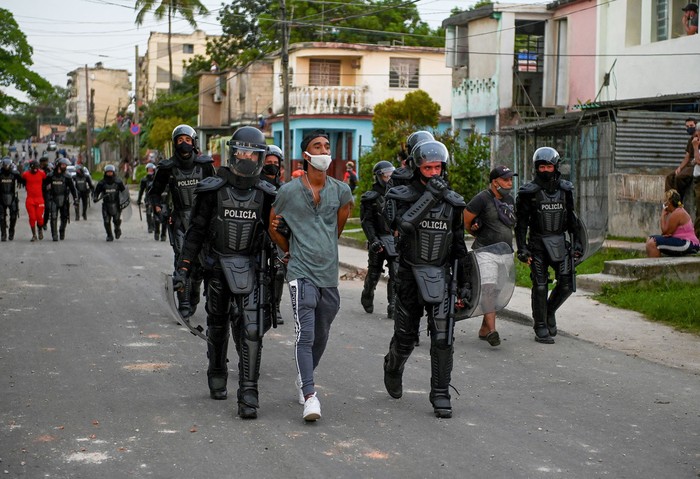 Un hombre es arrestado durante una manifestación contra el gobierno del presidente Miguel Díaz-Canel en el municipio de Arroyo Naranjo, La Habana, el 12 de julio. · Foto: Yamil Lage, AFP