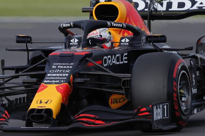 El piloto holandés de Red Bull, Max Verstappen, conduce en la curva Luffield durante la sesión de entrenamientos 1 del Gran Premio de Gran Bretaña de Fórmula 1 en el circuito de automovilismo de Silverstone. · Foto: Adrian Dennis, AFP