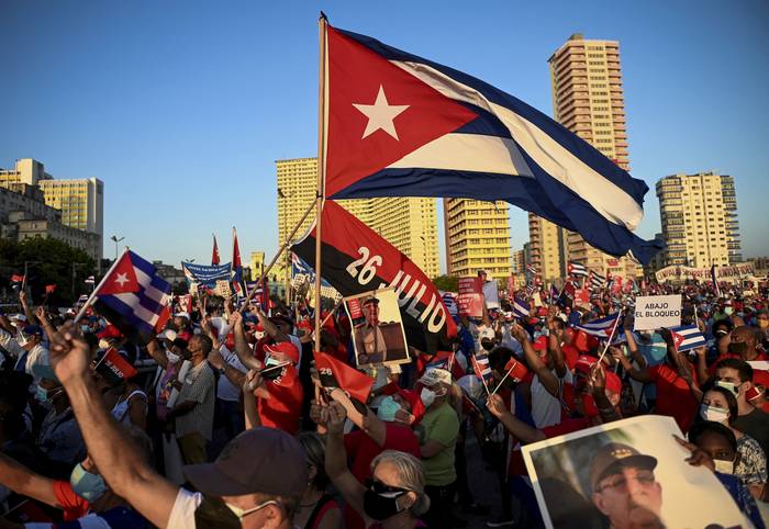 Acto de reafirmación revolucionaria en apoyo al gobierno del presidente Miguel Díaz-Canel en La Habana. · Foto: Yamil Lage, AFP