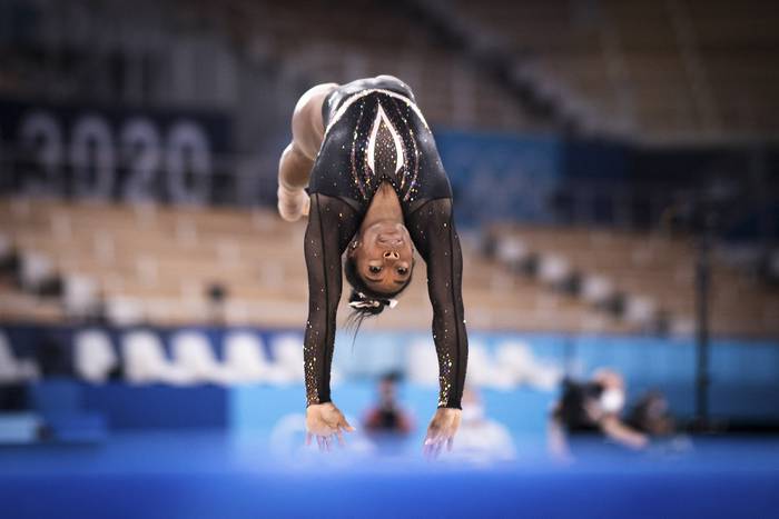 La gimnasta estadounidense Simone Biles durante una sesión de entrenamiento en el Centro de Gimnasia Ariake, en Tokio, el 22 de julio de 2021. · Foto: Loic Venance, AFP