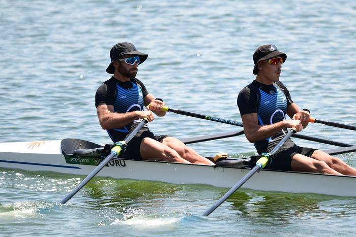 Bruno Cetraro Berriolo (I) y Felipe Kluver, compiten en las eliminatorias de doble scull masculino ligero, durante los Juegos Olímpicos de Tokio 2020, en el Sea Forest Waterway en Tokio, el 24 de julio de 2021. Foto: Luis Acosta,  AFP