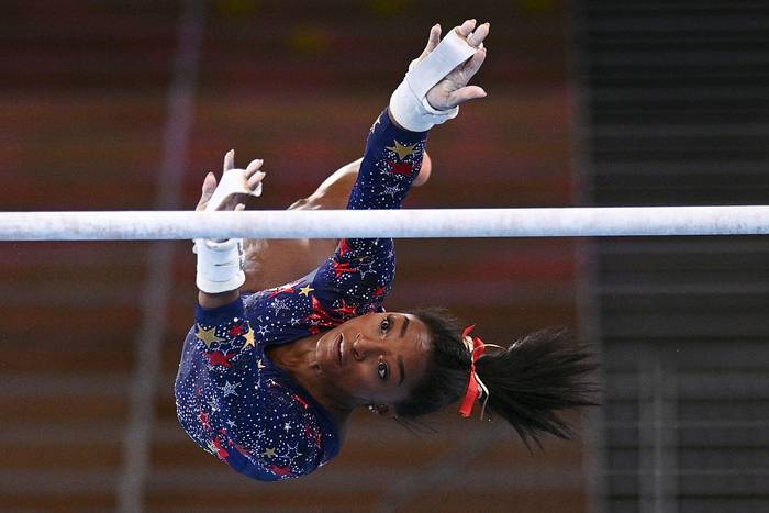 La estadounidense Simone Biles compite en el evento de barras asimétricas de la clasificación femenina de gimnasia artística, el domingo, durante los Juegos Olímpicos de Tokio 2020. · Foto: Martin Bureau, AFP