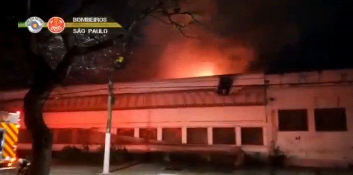 Incendio en la Cinemateca Brasileira, en San Pablo. · Foto: Bomberos de San Pablo, AFP