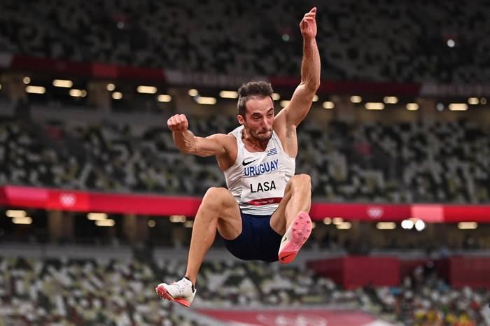 El uruguayo Emiliano Lasa compite en salto largo masculino en el Estadio Olímpico de Tokio, por los Juegos Olímpicos Tokio 2020. · Foto: Ben Stansall