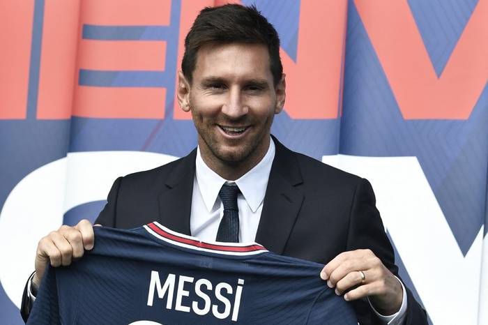 Messi posa con la camiseta número 30, durante la conferencia de prensa en la que fue presentado como jugador del PSG. · Foto: Stephane de Sakutin, AFP