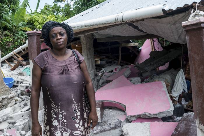 Bertha Jean Louis, de 43 años, frente a su casa destruida por el terremoto del domingo 16 cerca de la ciudad de Camp Perrin, Haití. · Foto: Reginald Louissanint Jr., AFP