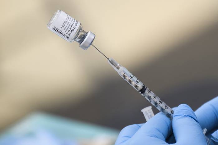 Vacuna Pfizer contra la Covid-19, en una clínica móvil de vacunación en Weingart East en Los Ángeles, California, el 7 de agosto de 2021. · Foto: Patrick T. Fallon, AFP