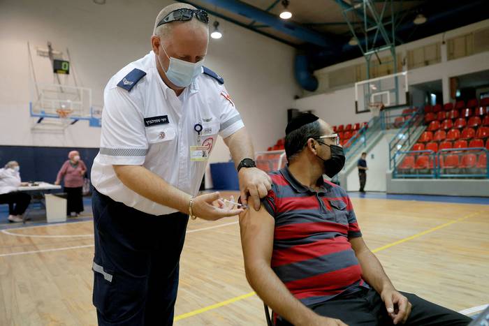 Administración de la tercera dosis de la vacuna Pfize contra la Covid-19, el 24 de agosto de 2021, en Jolón, Israel. · Foto: Ahmad Gharabli, AFP