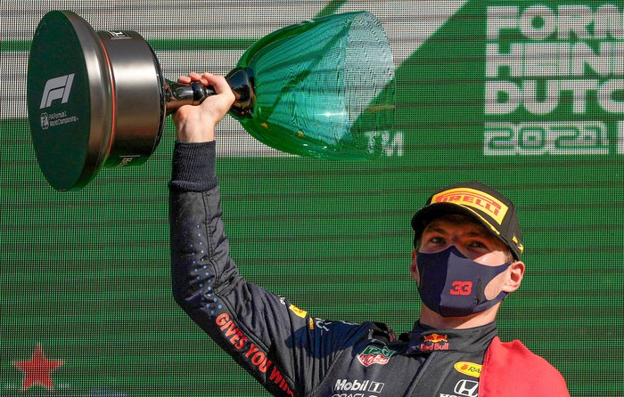 El piloto holandés de Red Bull, Max Verstappen, ayer, en el podio del circuito de Zandvoort después del Gran Premio de Fórmula Uno de Holanda. · Foto: Francisco Seco, POOL, AFP