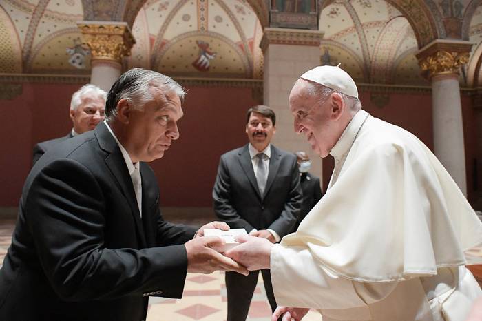 El papa Francisco y el primer ministro húngaro Viktor Orban intercambian regalos durante su reunión en la sala románica del Museo de Bellas Artes en Budapest, durante la visita papal a Hungría. · Foto: Oficina de prensa del Vaticano, AFP