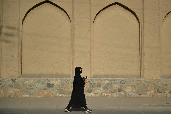 Una mujer afgana camina por una calle de Kabul este lunes. · Foto: Hoshang Hashimi, AFP