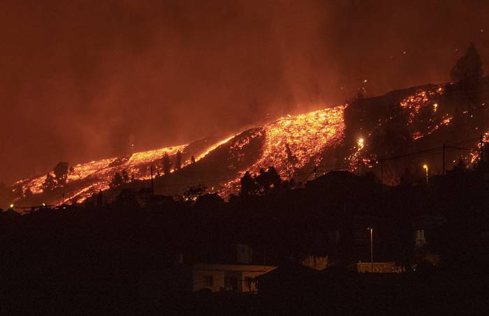 Lava producto de la erupción del Monte Cumbre Vieja, en El Paso, vista desde Los Llanos de Aridane, en canaria de La Palma. · Foto: Desiree Martin, AFP