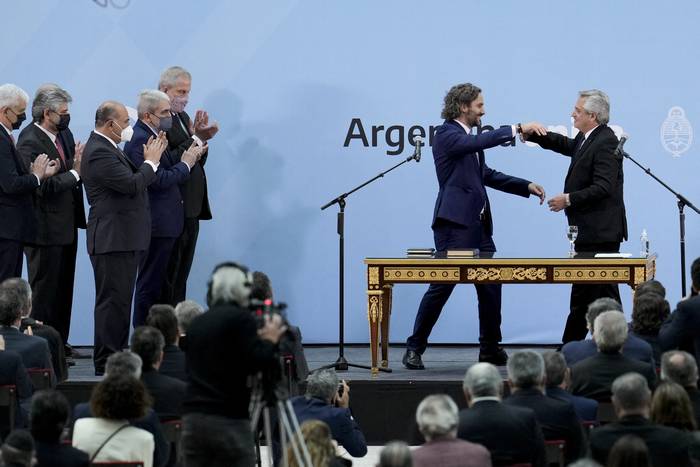 El presidente argentino Alberto Fernández saluda al nuevo canciller Santiago Cafiero luego de prestar juramento en la Casa Rosada · Foto: AFP