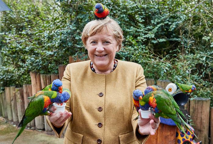 La canciller alemana, Angela Merkel, posa mientras alimenta aves en un parque, ayer, en Marlow, en el norte de Alemania. · Foto: Georg Wendt, DPA, AFP.