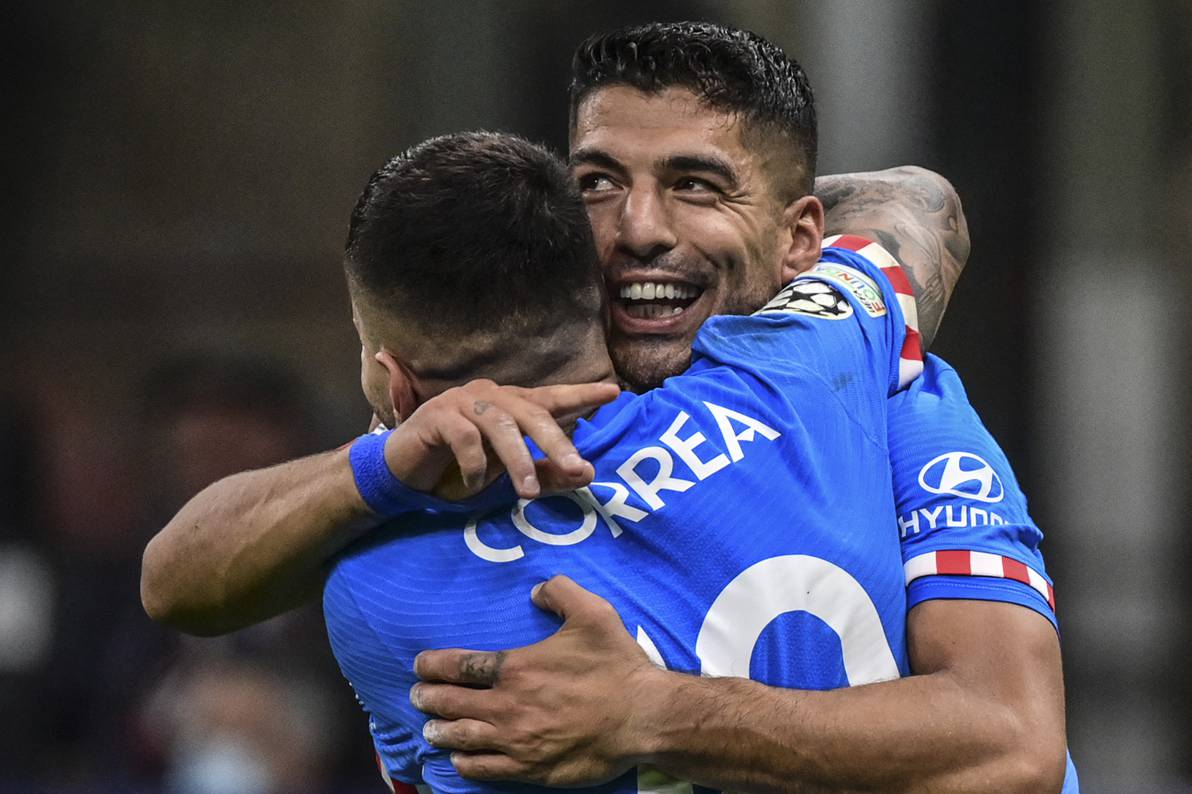 Ángel Correa y Luis Suárez, tras el penal que le dio la victoria a Atlético ante Milan.