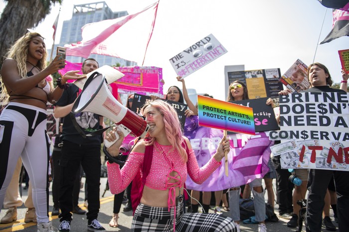 Protestas frente al tribunal de Stanley Mosk, durante la audiencia de Britney Spears para poner fin a su tutela, el 29 de setiembre, en Los Ángeles, California. · Foto: Valerie Macon, AFP