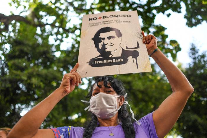 Manifestación exigiendo la liberación de Alex Saab, este domingo, en la plaza Bolívar de Caracas. · Foto: Federico Parra, AFP