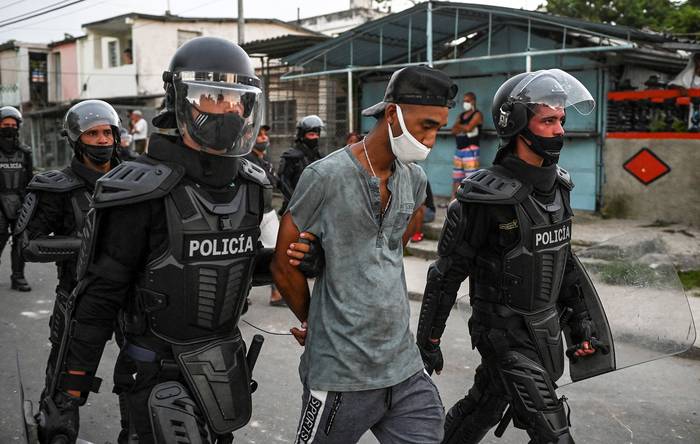 Un hombre es detenido durante una manifestación contra el gobierno el 12 de julio de 2021. · Foto: Yamil Lage, AFP
