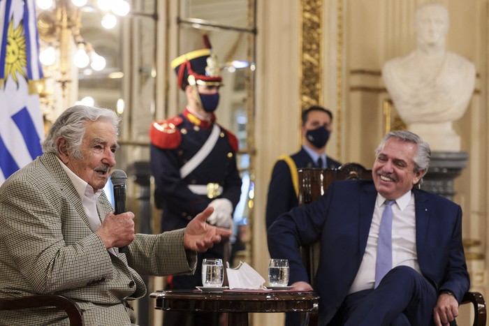 José Mujica y Alberto Fernández, luego de la condecoración a Mujica con la Orden del Libertador San Martín, en la Casa Rosada. · Foto: Esteban Collazo, presidencia argentina