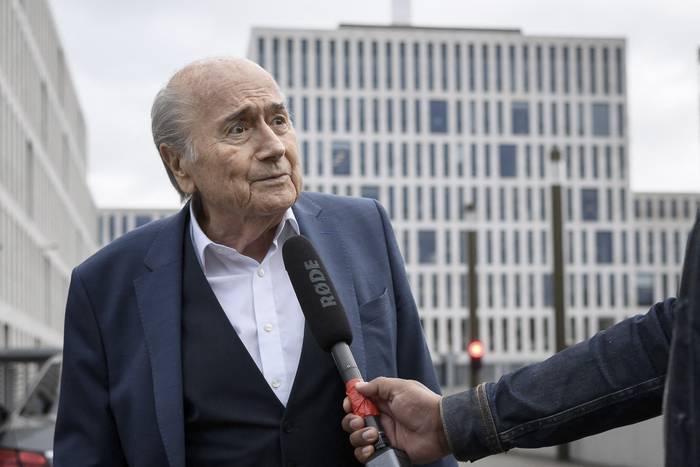 El ex presidente de la FIFA, Joseph Blatter llegando a la Oficina del Fiscal General de Suiza, en Berna, el 1 de setiembre de 2020. · Foto: Fabrice Coffrini, AFP