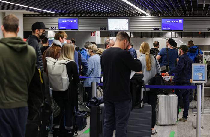 Fila para registrarse para los vuelos a Estados Unidos en el aeropuerto de Frankfurt, Alemania, el 8 de noviembre. Foto: Yann Schreiber, AFP