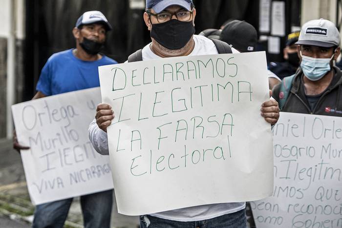 Protesta de ciudadanos nicaraguenses exiliados en Costa Rica, contra los resultados de las elecciones, frente a la Embajada de Nicaragua, el 8 de noviembre, en San José. · Foto: Ezequiel Becerra, AFP