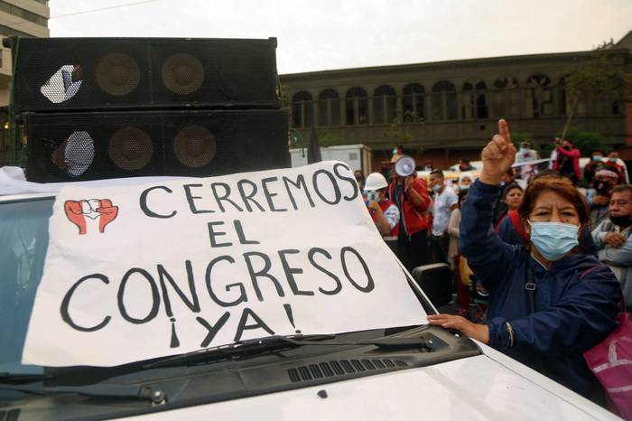 Simpatizantes del presidente peruano Pedro Castillo, se manifiestan a su favor en las afueras del edificio del Congreso en Lima (25/11/2021). · Foto: Gian Masko, AFP
