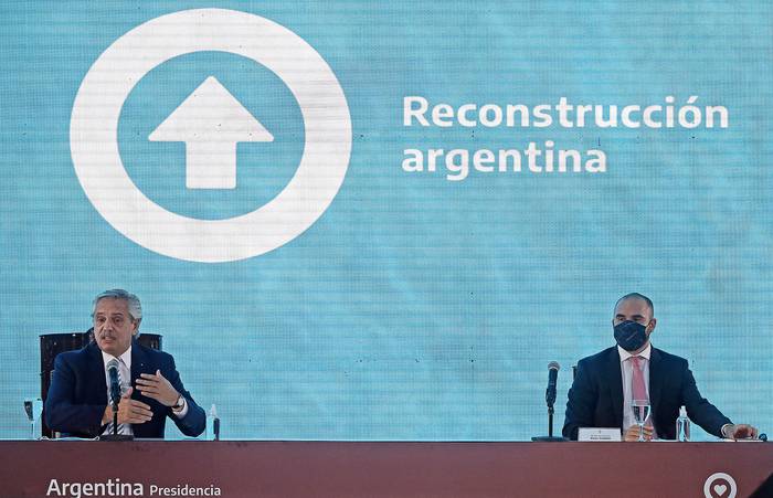 Alberto Fernández y Martín Guzmán, el 5 de enero de 2022 en Buenos Aires. · Foto: Alejandro Pagani, AFP.