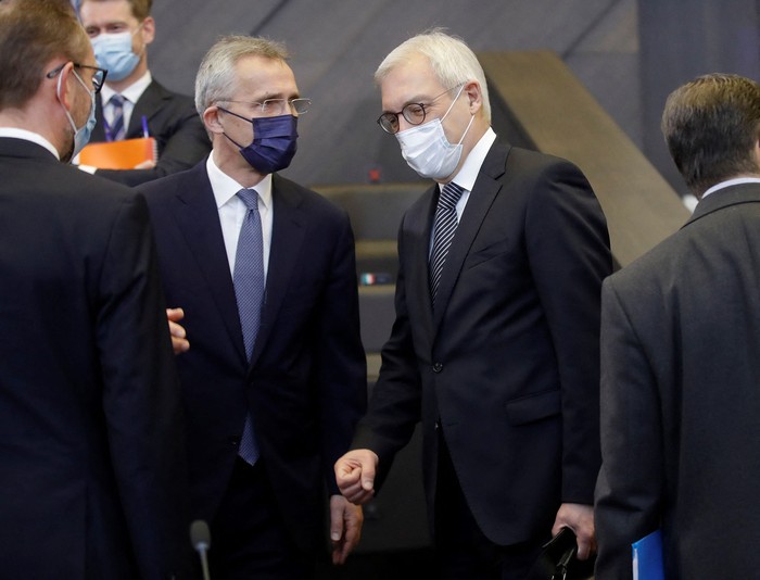 El secretario general de la OTAN, Jens Stoltenberg y el viceministro de Relaciones Exteriores de Rusia, Alexander Grushko, antes del Consejo OTAN-Rusia en la sede de la Alianza en Bruselas, este 12 de enero de 2022. · Foto: Olivier Hoslet, pool, AFP