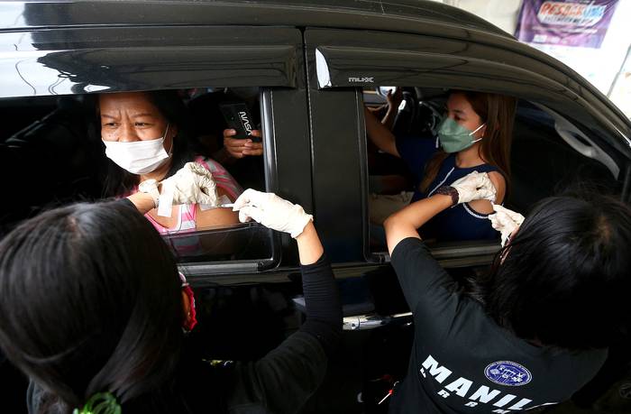 Aplicación de la vacuna de Pfizer contra la Covid-19, el 13 de enero, en un vacunatorio de Manila, Filipinas. · Foto: AFP