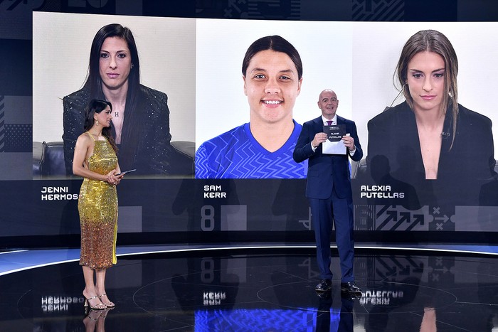 Gianni Infantino,  anuncia a Alexia Putellas (derecha en la pantalla) como la mejor jugadora femenina del 2021, el 17 de enero en Zurich. · Foto: Harold Cunningham, AFP