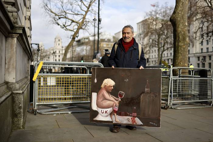 El artista de sátira política Kaya Mar posa con una pintura que representa al primer ministro británico Boris Johnson, este miércoles, en el centro de Londres.