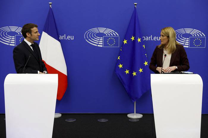 El presidente Emmanuel Macron, y la presidenta del Parlamento Europeo,  Roberta Metsola, durante una conferencia de prensa conjunta, en Estrasburgo, Francia · Foto: Gonzalo Fuentes, AFP