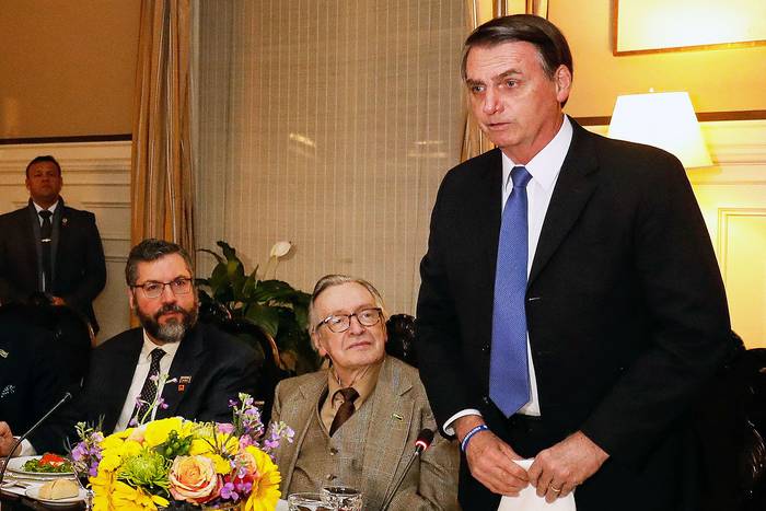 Ernesto Araujo, Olavo de Carvalho y Jair Bolsonaro, durante una reunión en la Embajada de Brasil en Washington DC, el 17 de marzo de 2019. · Foto: Alan Santos, presidencia de Brasil 