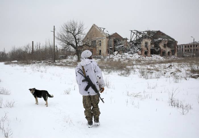Soldado ucraniano, próximo a la línea del frente con los separatistas pro Rusia, en el pueblo de Peski, en la autoproclamada República Popular de Donetsk, este de Ucrania. · Foto: Anatolii Stepanov, AFP