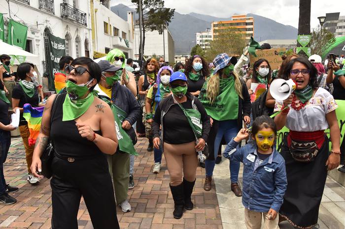 Movilización frente a la Asamblea Nacional, en Quito. · Foto: Rodrigo Buendía, AFP
