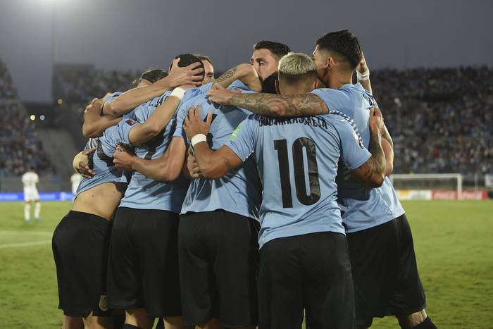 Jugadores de Uruguay luego del gol de Rodrigo Bentancur contra Venezuela, el 1 de febrero, en 
el estadio Centenario. · Foto: Pablo Porciúnula, Pool, AFP